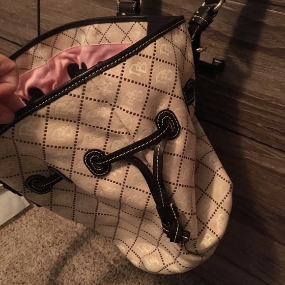Dooney and Bourke - large handbag.  Like New! - Picture 3 of 4